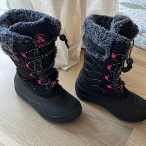 Kamik girls snow boots, black with pink and rainbow details!